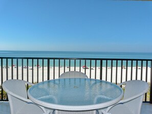 Condo, 1 cama King size y sofá cama (Ideally situated beachfront condo wit) | Terraza o patio
