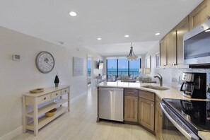 Condo, 1 très grand lit et 1 canapé-lit (Ideally situated beachfront condo wit) | Cuisine privée