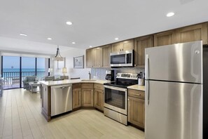 Condo, 1 cama King e sofá-cama (Ideally situated beachfront condo wit) | Cozinha privada