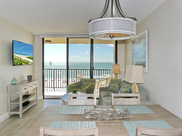 Condo, 1 très grand lit et 1 canapé-lit (Ideally situated beachfront condo wit) | Repas dans la chambre