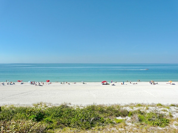 Condo, 1 cama King e sofá-cama (Ideally situated beachfront condo wit) | Vista para praia/oceano
