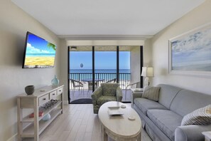 Condo, 1 très grand lit et 1 canapé-lit (Ideally situated beachfront condo wit) | Salle de séjour