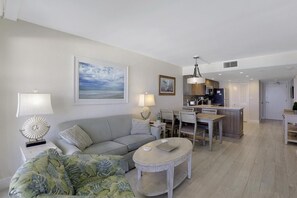 Condo, 1 cama King e sofá-cama (Ideally situated beachfront condo wit) | Sala de estar