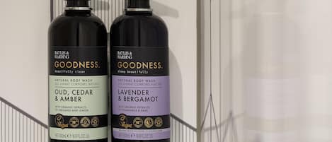 Dos botellas de gel de ducha Goodness de Baylis & Harding.