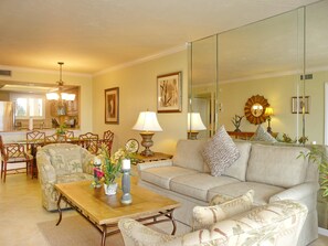 公寓客房, 1 張特大雙人床 (Tranquil waterfront condo with pool a) | 起居區