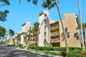Exterior - Tranquil Waterfront Condo With Pool and Steps to Beach (Marco Island)