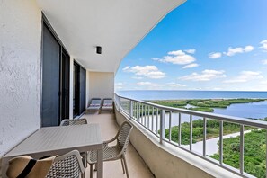 Huoneisto, 1 suuri parisänky ja vuodesohva (Beachfront penthouse with spectacular) | Ulkoruokailutilat