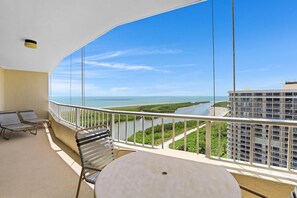 Apartment, 1 King-Bett und Schlafsofa (Beachfront penthouse with spectacular) | Balkon