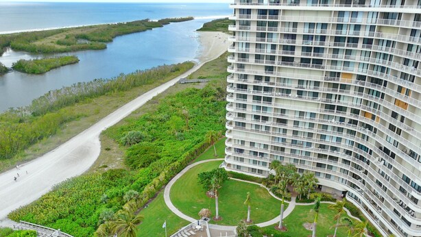 Outdoor pool - Beachfront Penthouse With Spectacular Views and Pool (Marco Island)