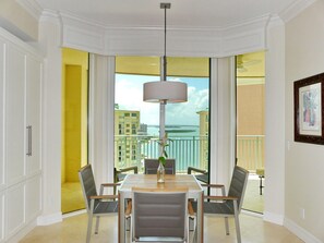 Apartment, Mehrere Betten (Luxurious beachfront condo in the gra) | Eigene Küche | Kochgeschirr/Geschirr/Besteck