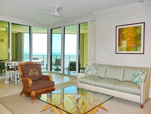 Apartment, Mehrere Betten (Luxurious beachfront condo in the gra) | Wohnzimmer