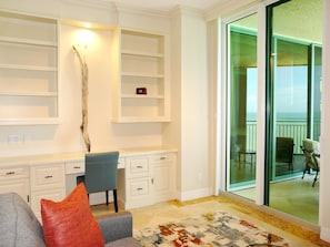 Lägenhet - flera sängar (Luxurious beachfront condo in the gra) | Vardagsrum
