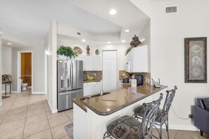 Condo, varias camas (Peaceful condo with pool and steps to) | Interior