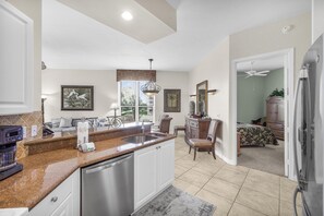 Condo, varias camas (Peaceful condo with pool and steps to) | Interior