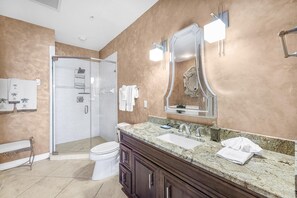Apartamento, varias camas (Peaceful condo with pool and steps to) | Baño