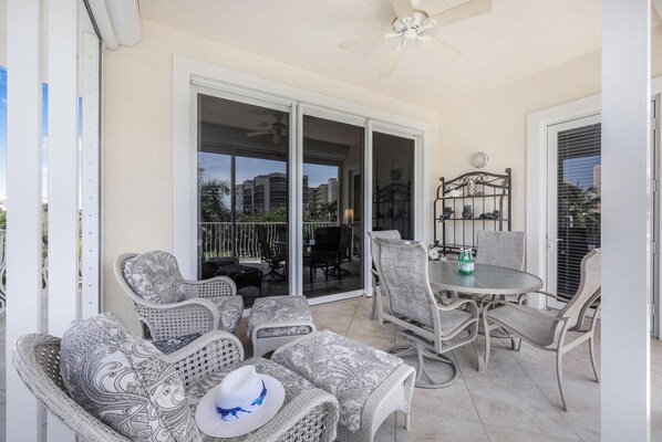 Condo, varias camas (Peaceful condo with pool and steps to) | Restaurante al aire libre