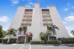 Apartamento, varias camas (Peaceful condo with pool and steps to) | Exterior