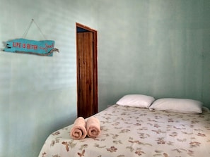 Cortinas blackout, wifi gratis y ropa de cama