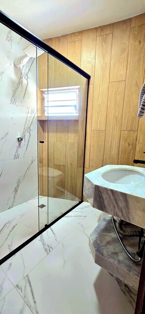 Comfort Suite, Sea View (3) | Bathroom | Shower, hair dryer, towels, soap - Pousada Sobre As Ondas De Picinguaba (Ubatuba)