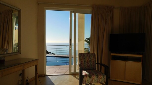 Standard Room | 2 bedrooms, in-room safe, desk, laptop workspace - 32 Top Road Fresnaye (Cape Town)