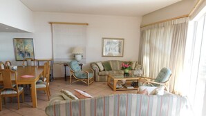 Lobby sitting area - 32 Top Road Fresnaye (Cape Town)