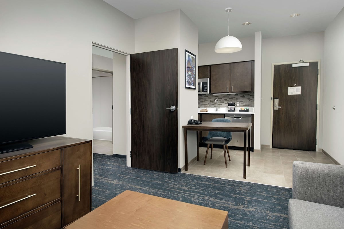 suite, 1 bedroom, non smoking | private kitchenette | full-sized fridge, microwave, stovetop, dishwasher