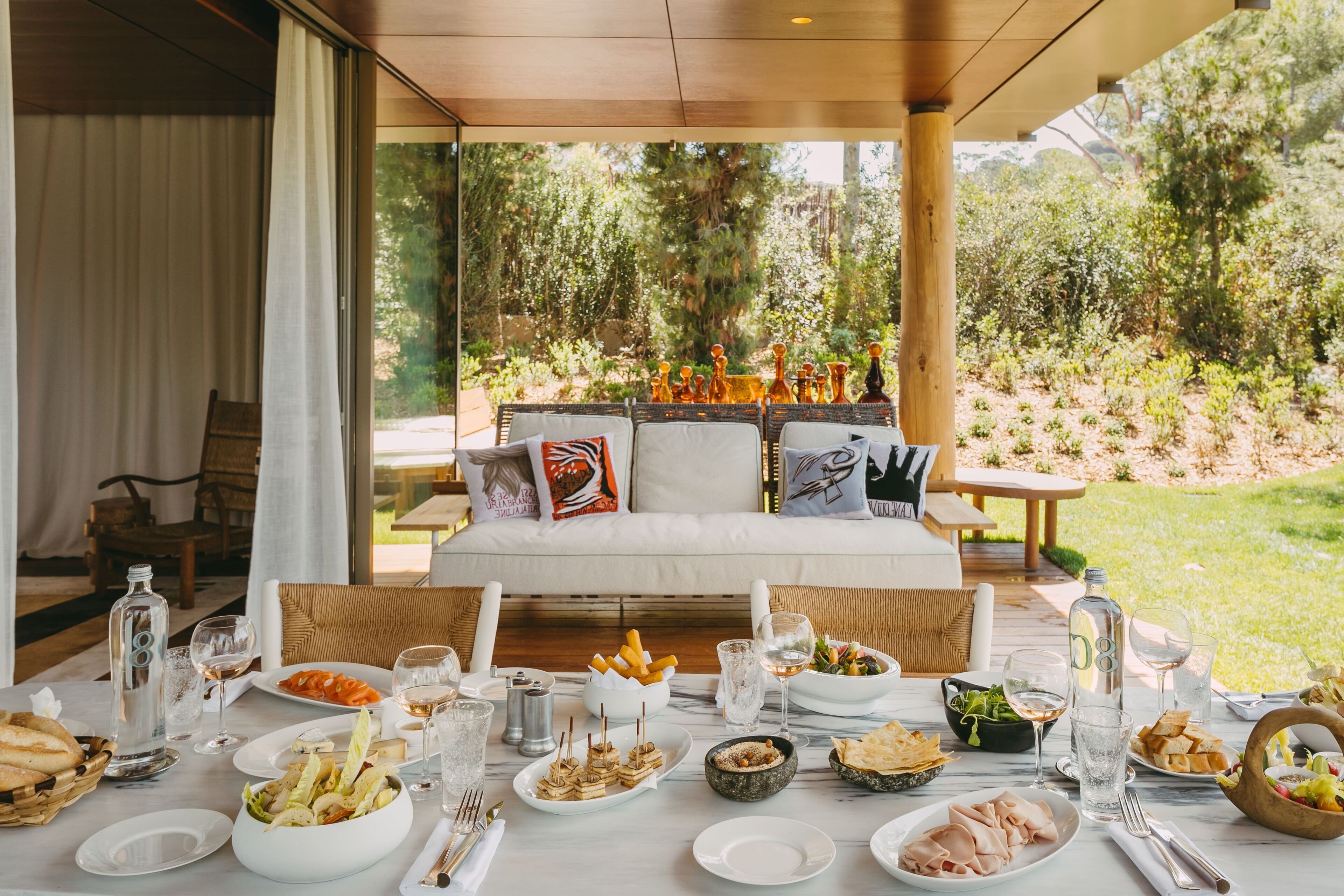 Villa (Pool Suite) | Essbereich im Zimmer