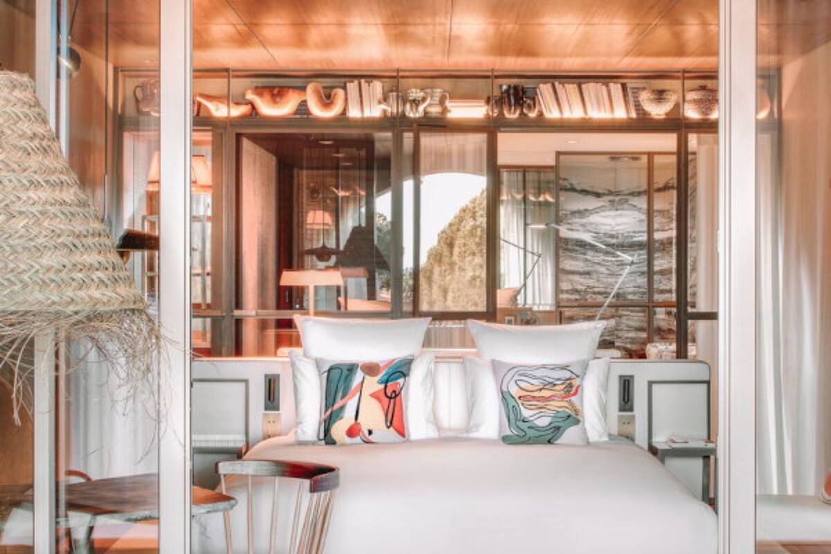 Une chambre à coucher moderne avec un grand lit, un bureau et une chaise.