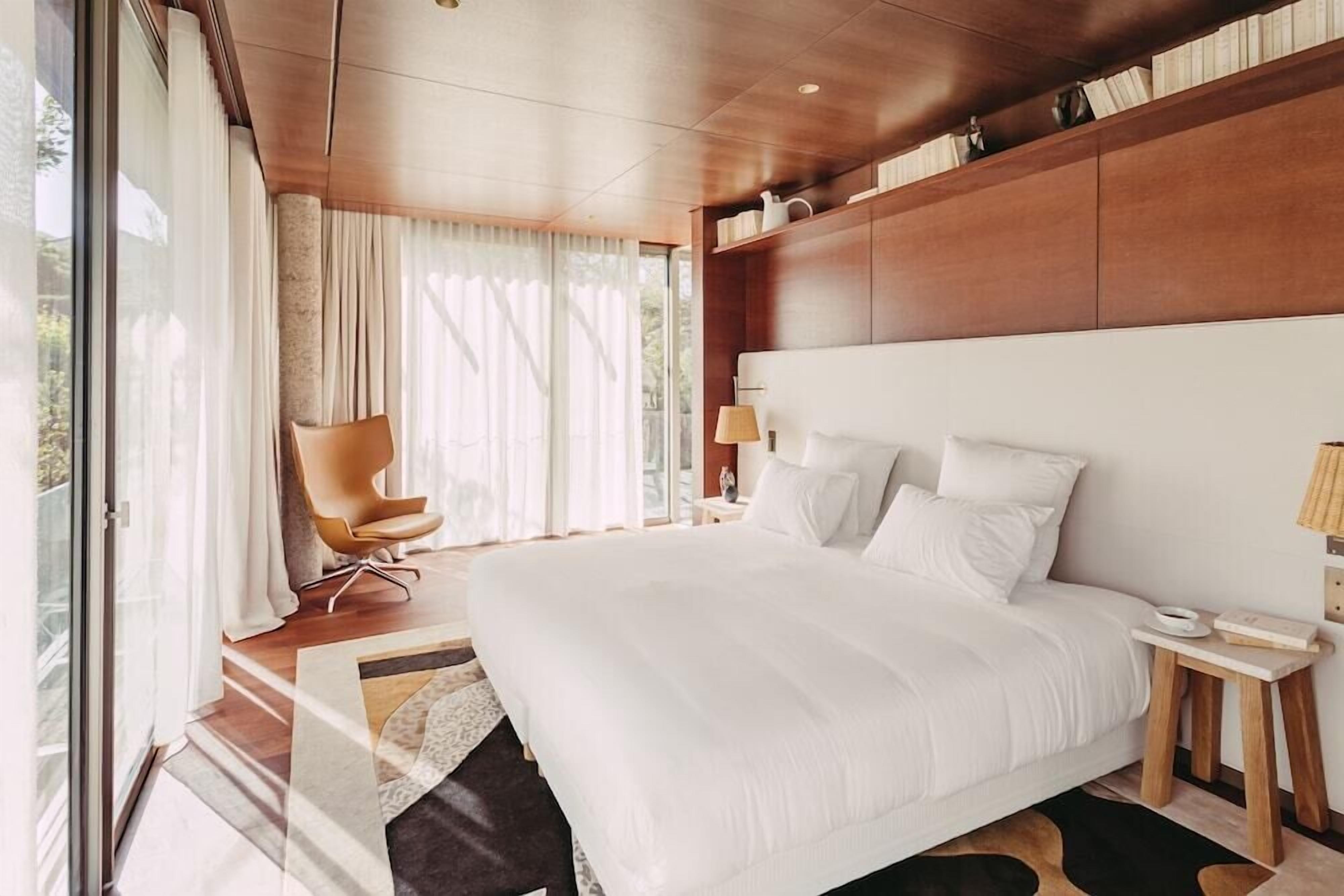 Premium bedding, in-room safe, individually decorated