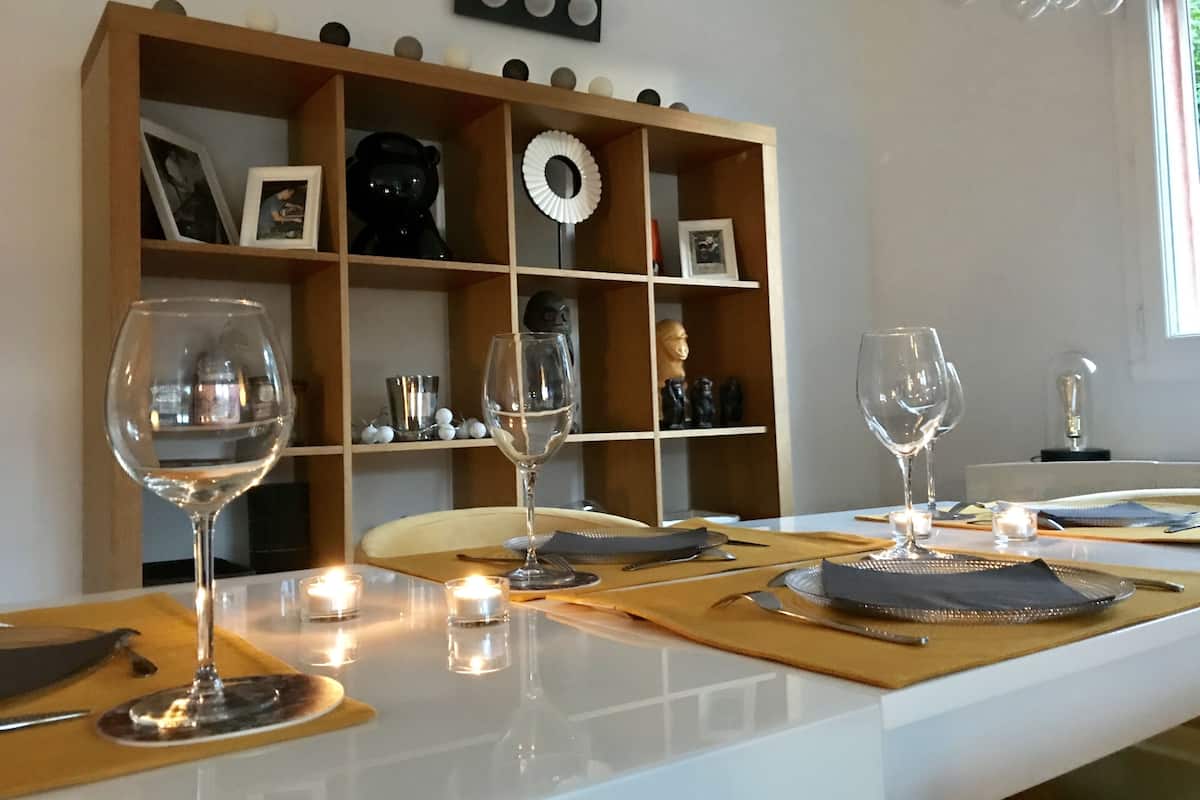 Luxe villa, 4 slaapkamers, uitzicht op zwembad | Dineren op de kamer