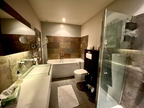 Villa de lujo, 4 habitaciones, vista a la alberca | Baño | Tina y regadera independientes y amenidades de baño gratuitas 