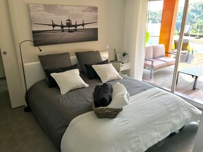 舒适双人房, 1 间卧室, 泳池景观 | 客房内保险箱、特色装修、特色家居、免费 WiFi