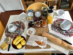 包含每日自助早餐