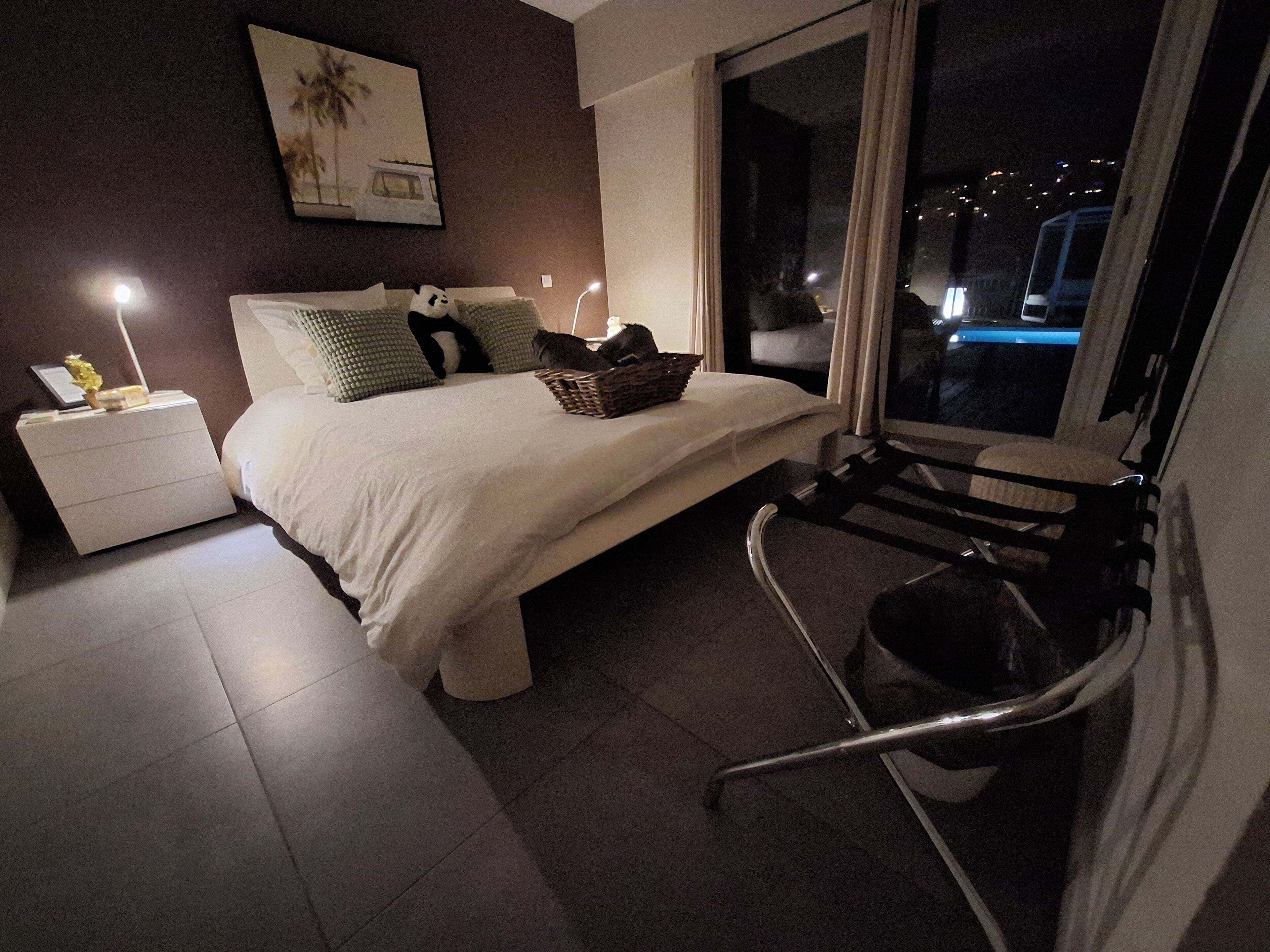 Habitación doble Deluxe, 1 habitación, vista a la alberca | Caja de seguridad en la habitación y decoración personalizada 