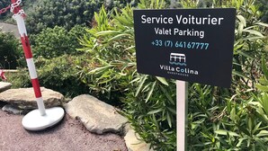 A sign for Service Voiturier valet parking with contact information and the Villa Colina guesthouse logo. - Villa Colina (Mandelieu-La-Napoule)
