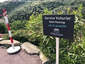 Free self parking, free valet parking - Villa Colina (Mandelieu-La-Napoule)