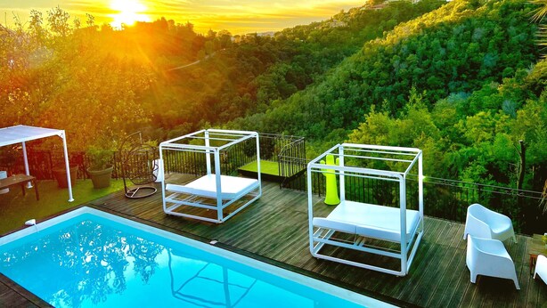 A pool area with two white sun loungers and a pool. - Villa Colina (Mandelieu-La-Napoule)