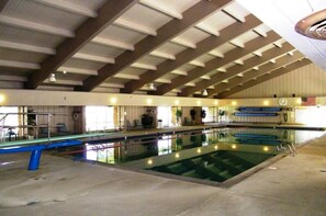 Piscine intérieure, piscine extérieure