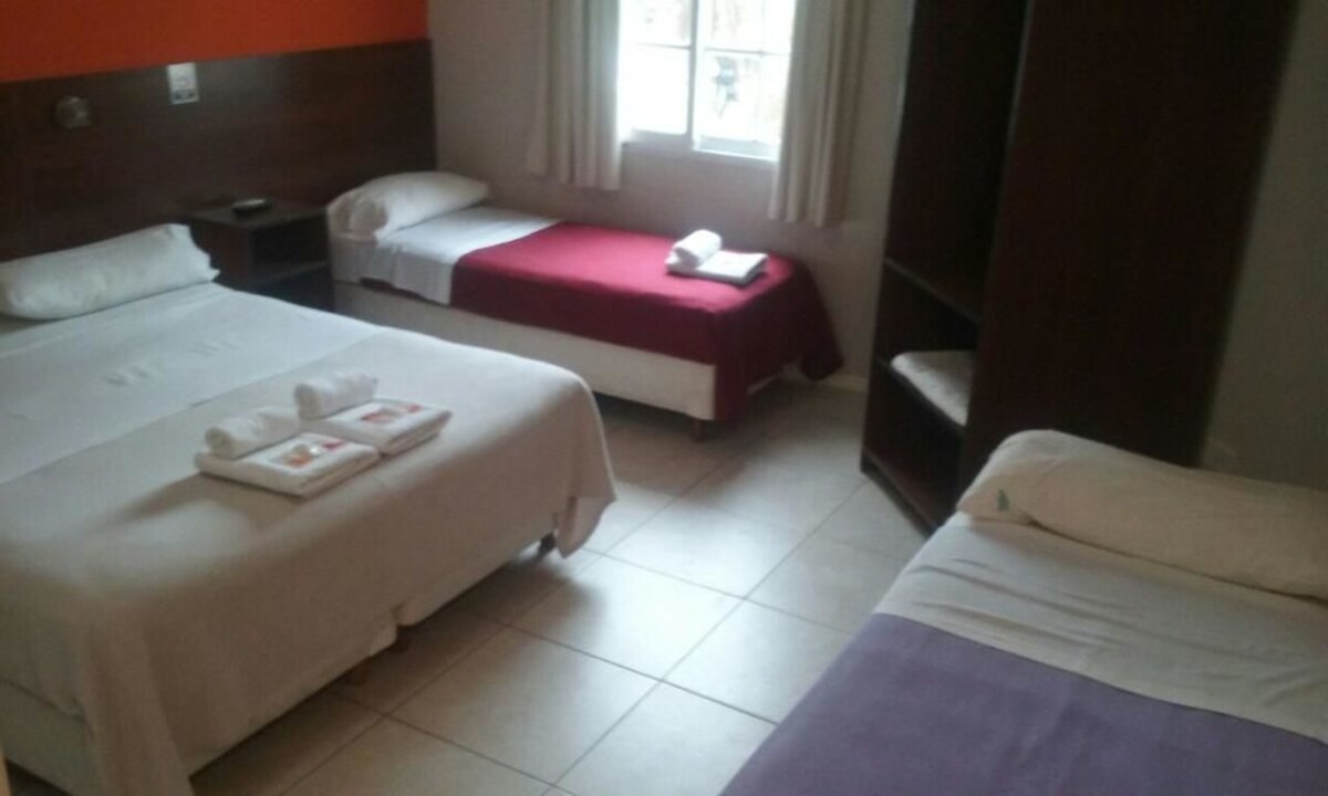 Habitación cuádruple, varias camas | Caja fuerte, cortinas opacas, wifi gratis y ropa de cama