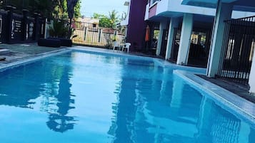 Una piscina al aire libre