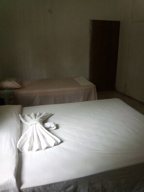 Blackout drapes, iron/ironing board, free cribs/infant beds, bed sheets - Pyeaca Guesthouse (Little London)