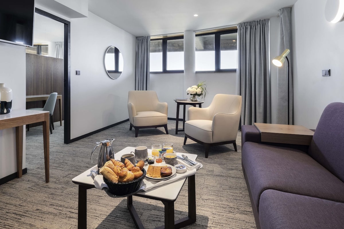 Suite, 1 Queen Bed | Premium bedding, minibar, in-room safe, free WiFi