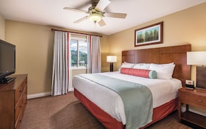 Deluxe suite, 2 slaapkamers, keuken | Een strijkplank/strijkijzer, gratis wifi, beddengoed