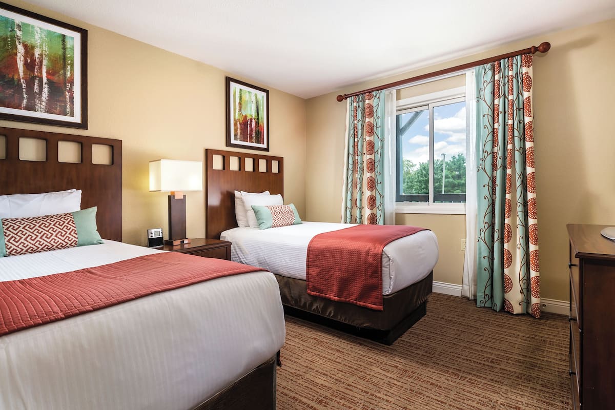 Deluxe Suite, 2 Bedrooms, Kitchen | 2 bedrooms, iron/ironing board, free WiFi, bed sheets