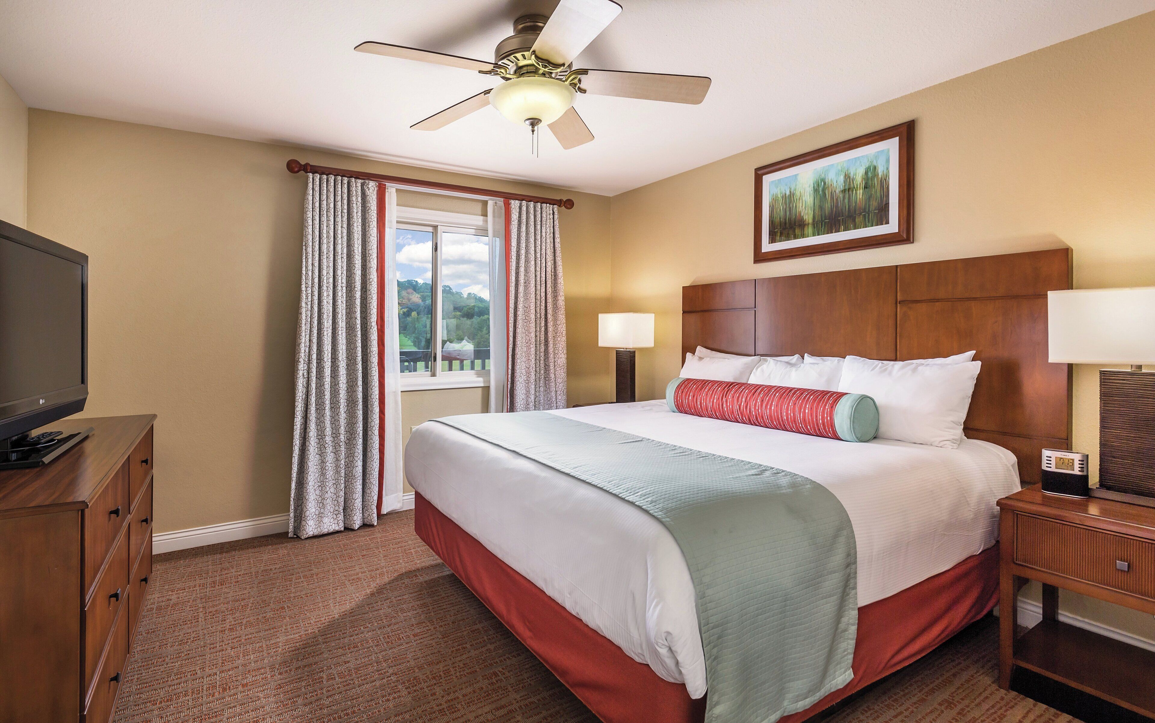 ห้องดีลักซ์สวีท, 2 ห้องนอน, ห้องครัว | เตารีด/โต๊ะรีดผ้า, Wi-Fi ฟรี, ผ้าปูที่นอน