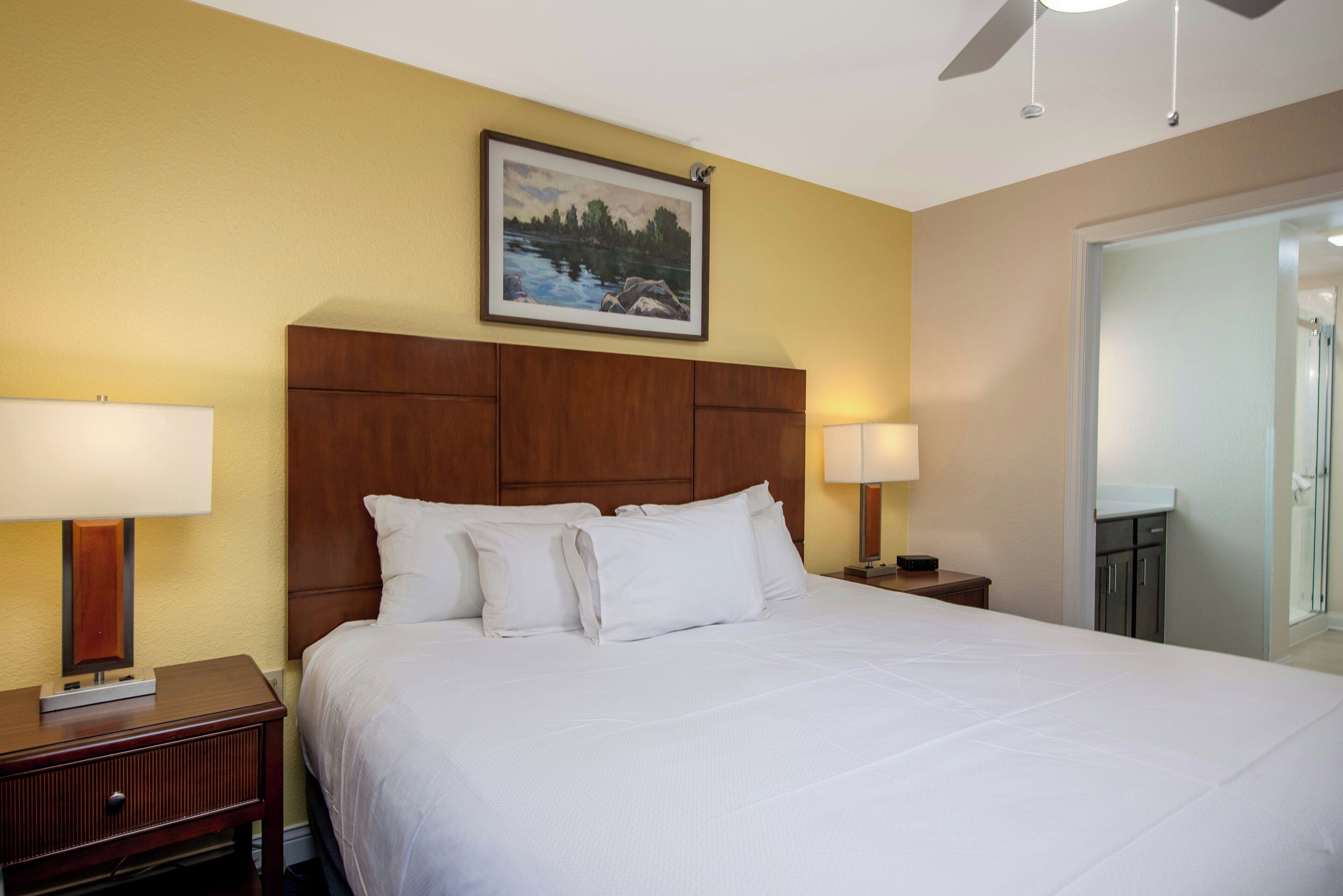 Suite Deluks, 1 kamar tidur, dapur | Setrika/meja setrika, Wi-Fi gratis, dan seprai linen