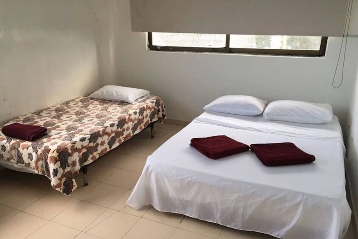 Habitación cuádruple, varias camas | Tabla de planchar con plancha, wifi gratis y ropa de cama