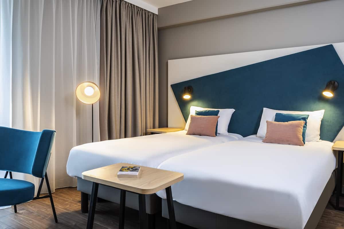 1 bedroom, in-room safe, blackout curtains, soundproofing