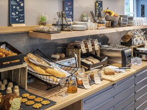 Petit déjeuner complet servi tous les jours en supplément