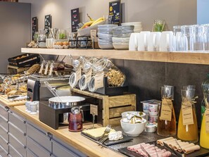 每日供应全套早餐（每人 EUR 15）